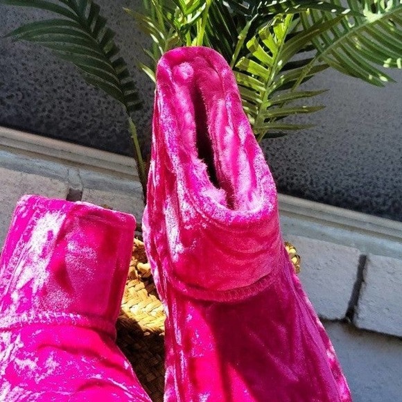 Ugg crushed velvet pink short girls boots size 5 - Picture 2 of 8